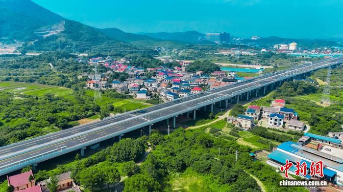 湖北鄂州机场高速公路二期工程通过交工验收