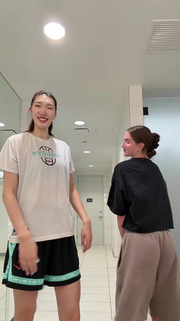 WNBA自由人球员韩旭赛后在社交媒体发布与队友的舞蹈视频