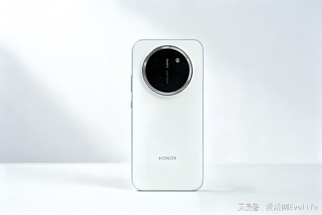 荣耀X80 Pro Max发布：配备11000mAh电池与动态光泽后盖