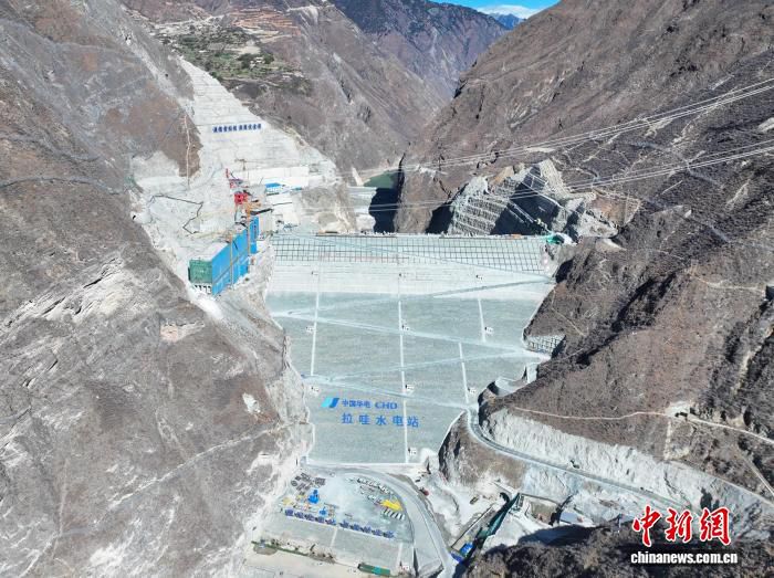 金上拉哇水电站大坝二期面板浇筑完成 主体工程进入收尾阶段