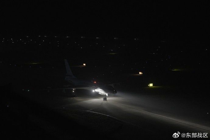东部战区空军某部近日开展下半夜飞行训练  第2张
