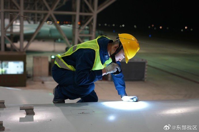 东部战区空军某部近日开展下半夜飞行训练