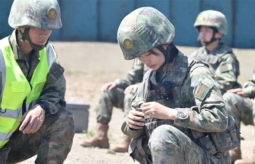 陆军第78集团军某旅平均年龄不到23岁女兵首次连贯完成三种枪械实弹射击  第2张