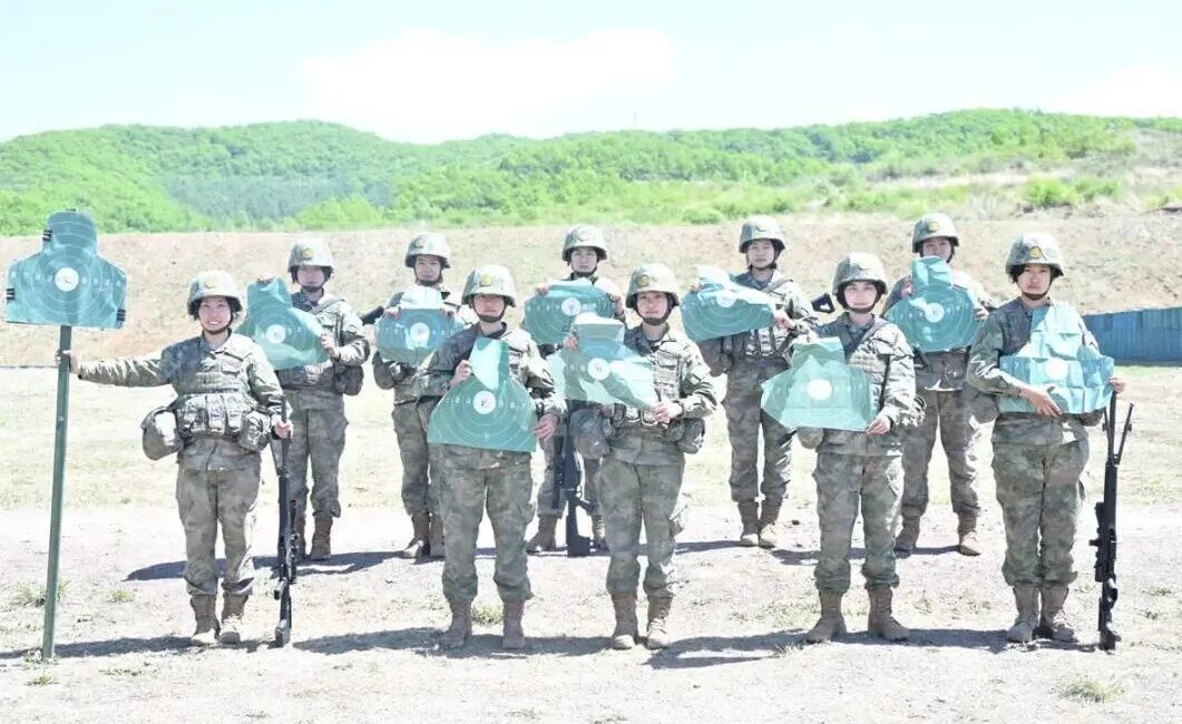 陆军第78集团军某旅平均年龄不到23岁女兵首次连贯完成三种枪械实弹射击  第7张