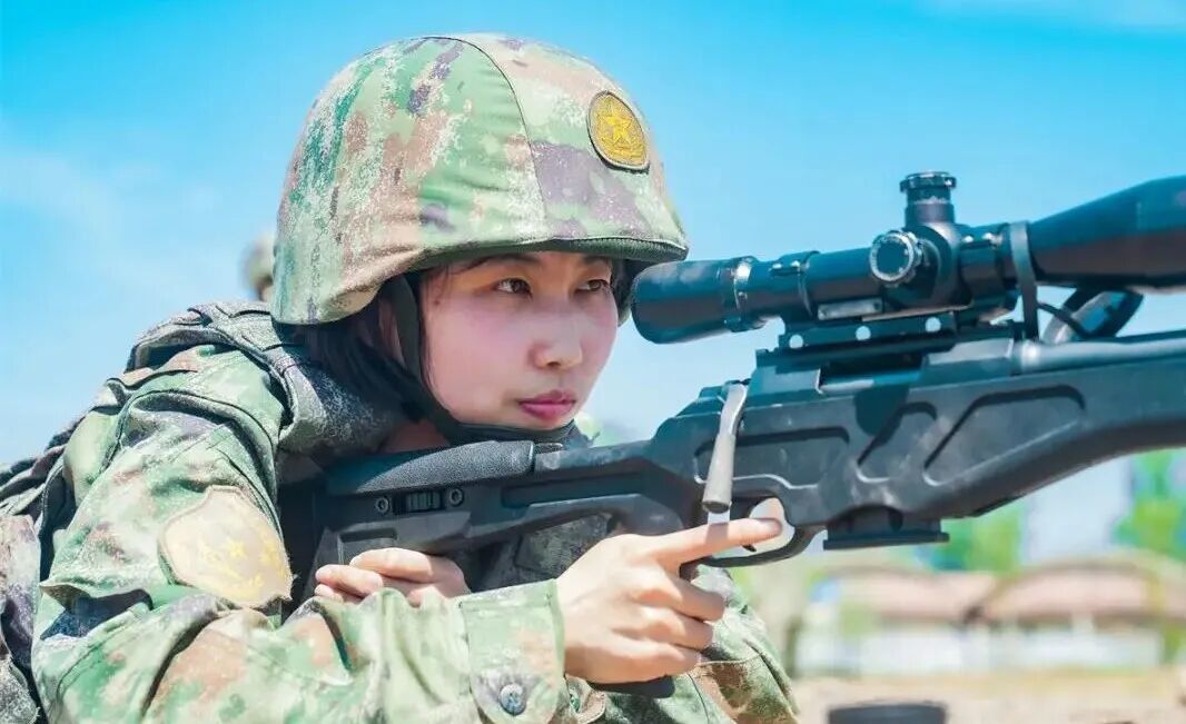 陆军第78集团军某旅平均年龄不到23岁女兵首次连贯完成三种枪械实弹射击  第4张