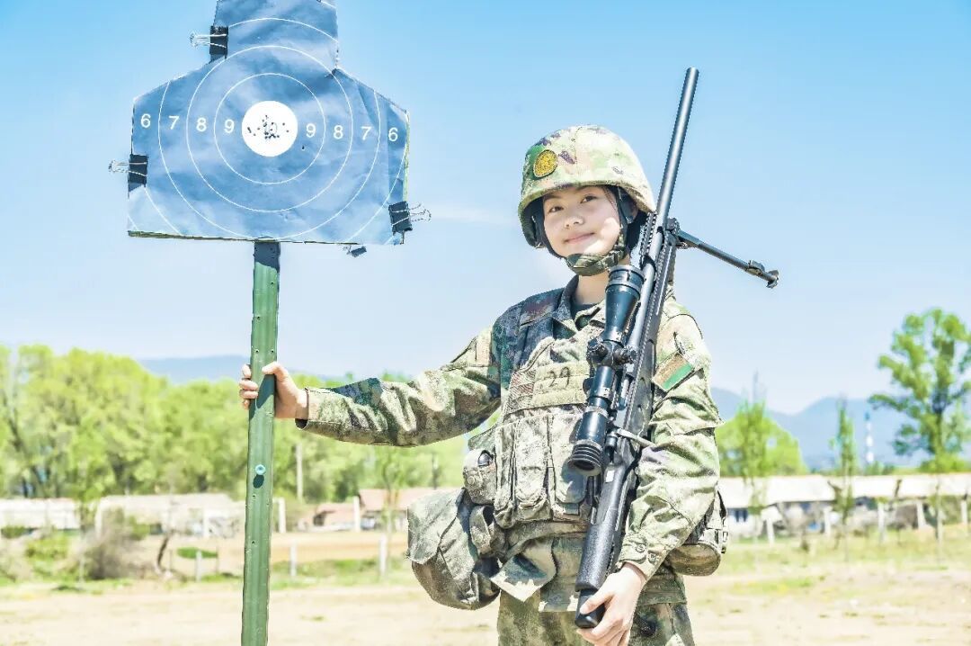陆军第78集团军某旅平均年龄不到23岁女兵首次连贯完成三种枪械实弹射击  第5张
