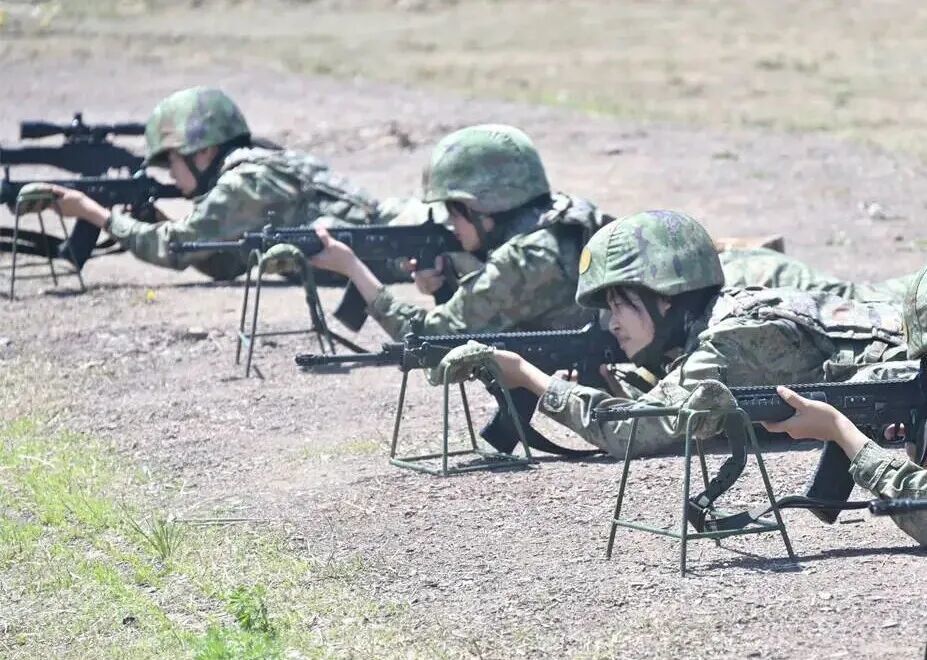 陆军第78集团军某旅平均年龄不到23岁女兵首次连贯完成三种枪械实弹射击  第3张
