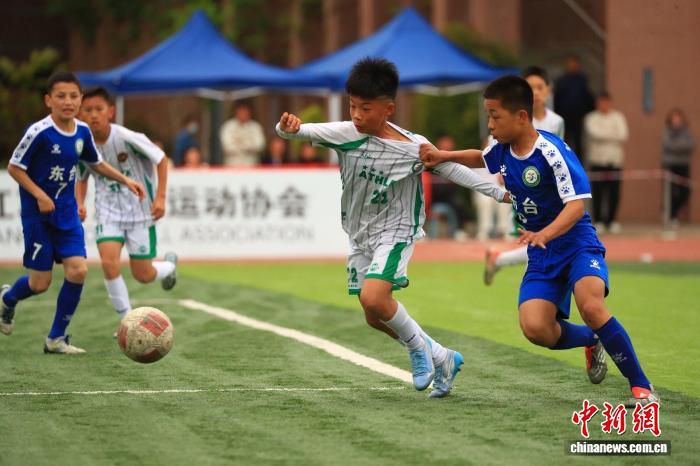 12岁小将孟新艺点球助力夺冠后返乡开展示范教学