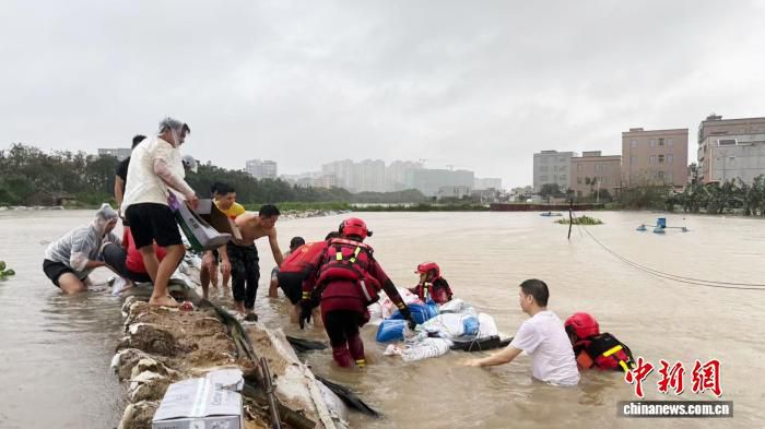 广东强降雨致超1.3万人转移 部分地区停课
