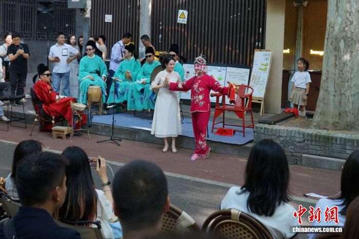 西安易俗社演员阳台演出秦腔 吸引年轻关注与街巷驻足  第2张