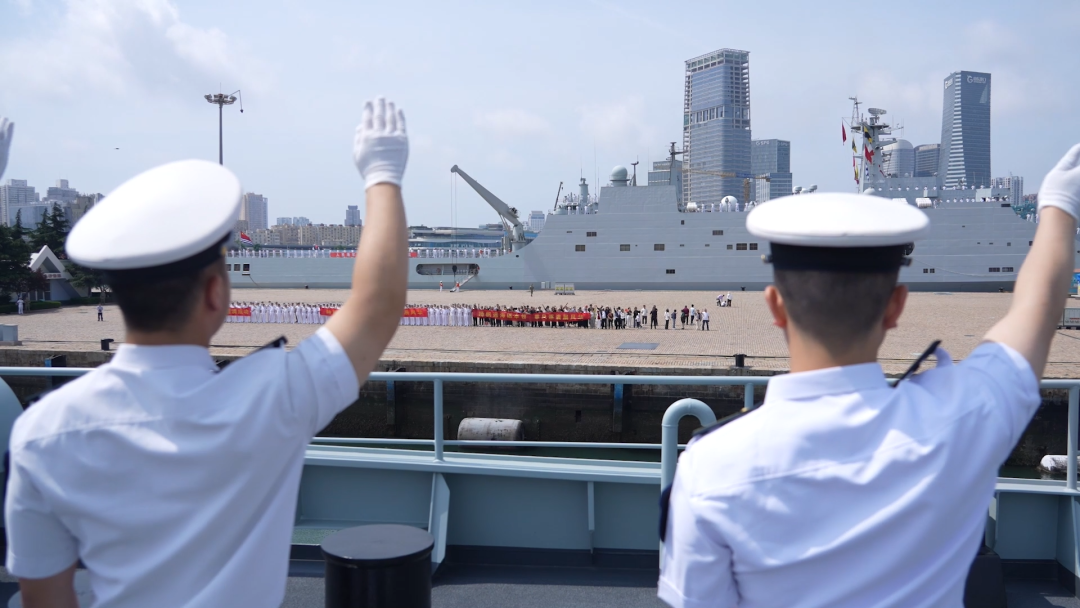 海军83舰编队搭载400余名师生6月15日从青岛起航执行远海任务  第2张
