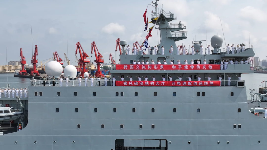 海军83舰编队搭载400余名师生6月15日从青岛起航执行远海任务  第3张