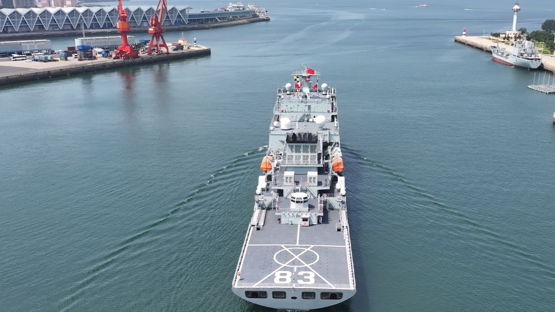 海军83舰编队搭载400余名师生6月15日从青岛起航执行远海任务  第4张
