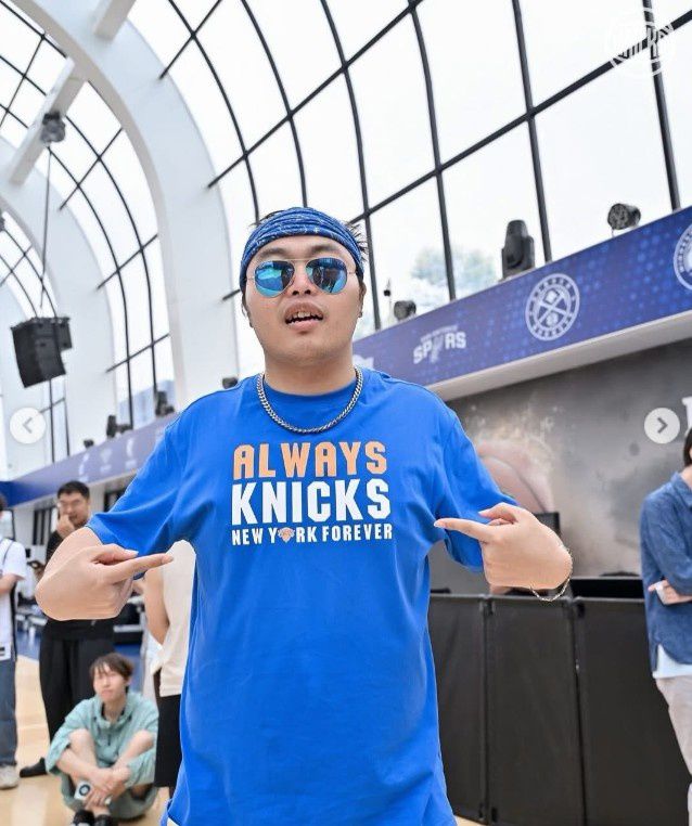 联动上了！尼克斯晒在沪球迷线下观赛照：从上海到纽约 都是冠军  第2张