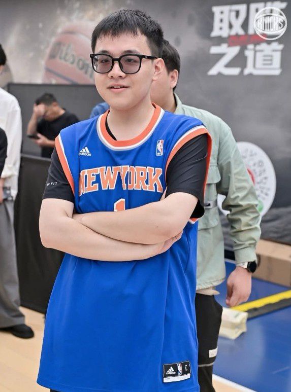 联动上了！尼克斯晒在沪球迷线下观赛照：从上海到纽约 都是冠军  第3张