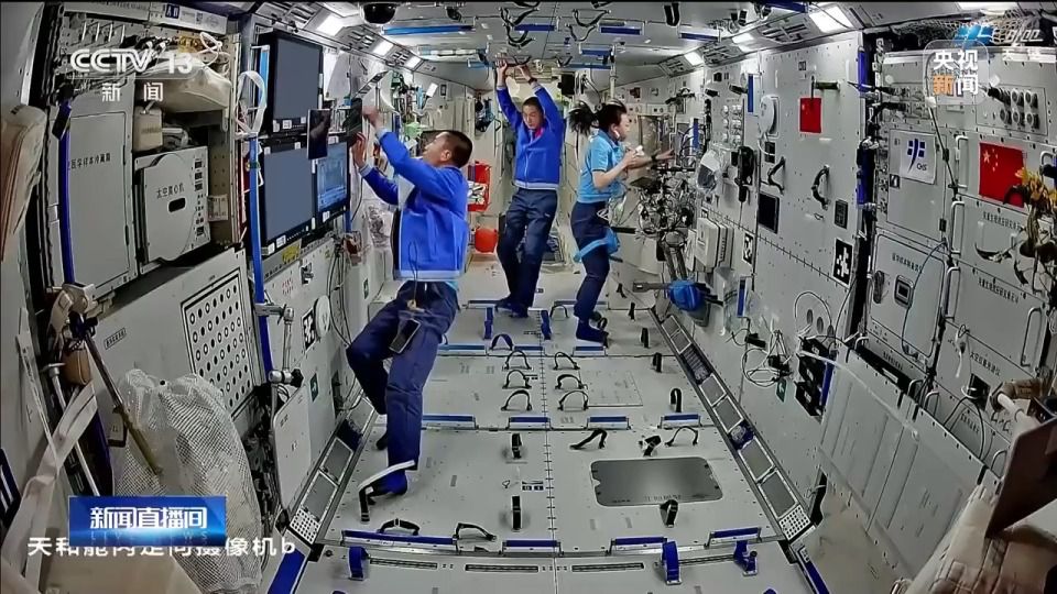 神舟二十三号航天员乘组在轨工作生活已满三周  第5张