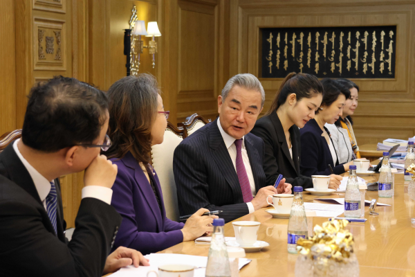 蒙古国总理乌其尔勒会见王毅  第2张