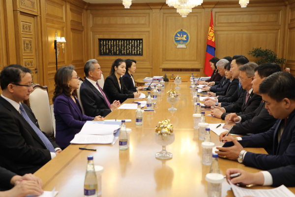 蒙古国总理乌其尔勒会见王毅  第3张