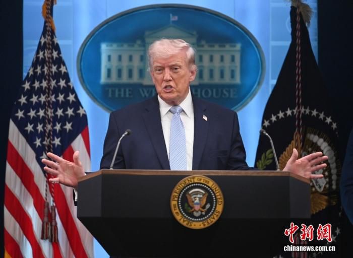 美国宣布解除对伊朗港口海上封锁并开放霍尔木兹海峡