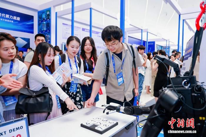 机器人现场演示复原打乱棋盘 用时仅数秒