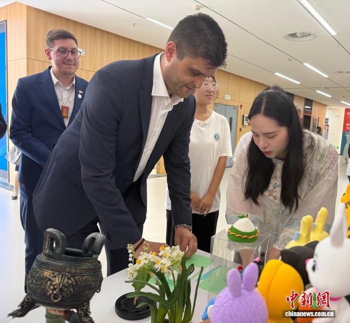 2026中国与中东欧青年政治家论坛闭幕式在华中师范大学举行  第2张