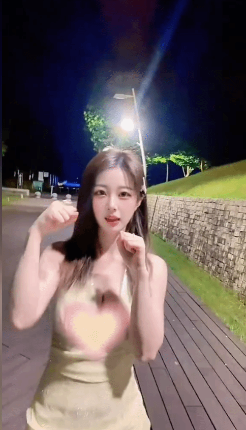 演员钱思怡抖音发布夏夜散步热舞视频 深V着装打码求放过  第2张