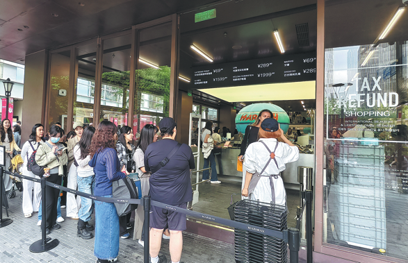 外国游客购物清单生变：无人机、折叠屏手机成新宠