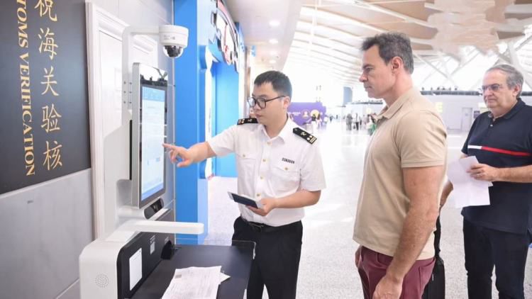 外国游客购物清单生变：无人机、折叠屏手机成新宠  第2张