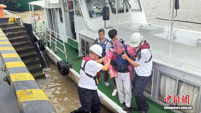 广州新沙海事处6月15日紧急救助一名突发疾病船员