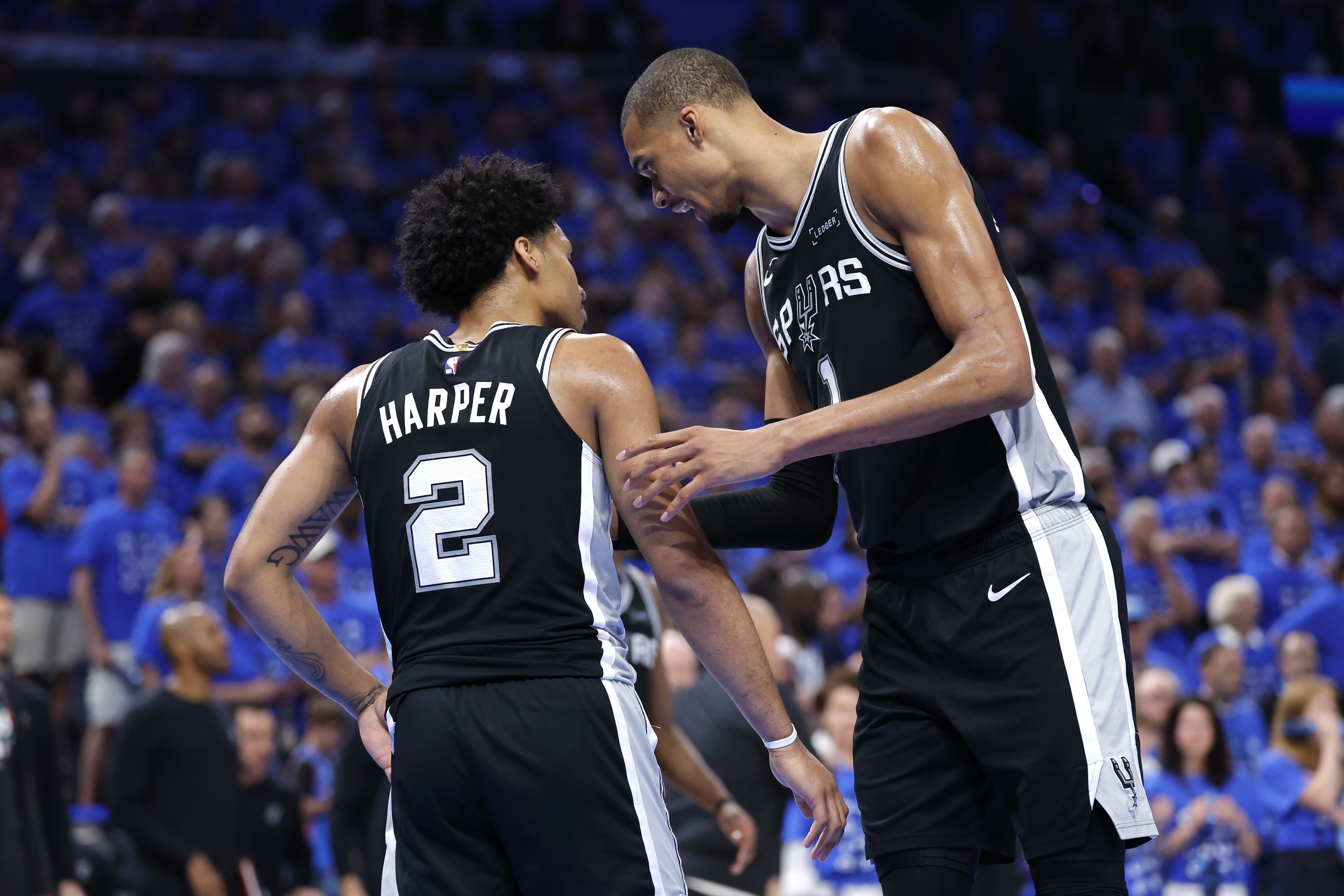 2025-26NBA总决赛 马刺1-4不敌尼克斯 主帅米奇·约翰逊因轮换决策遭评析