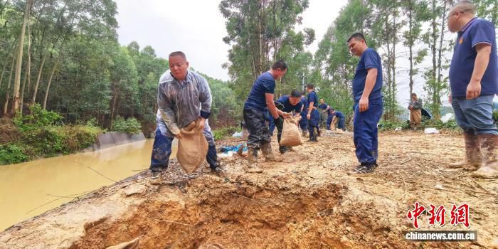 广西南宁上林县遭遇强降雨渠堤险情已获控