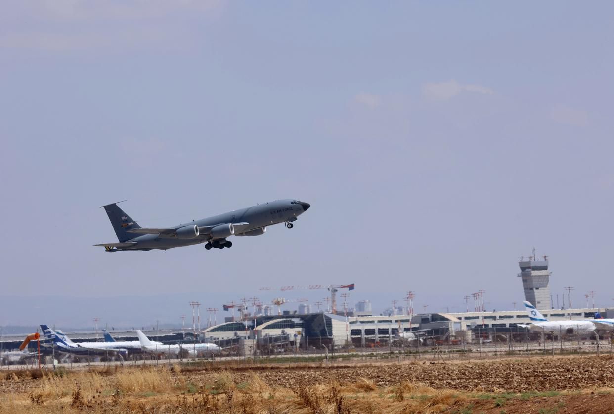 美军空中加油机飞离以色列本古里安机场，伊美谅解备忘录落地