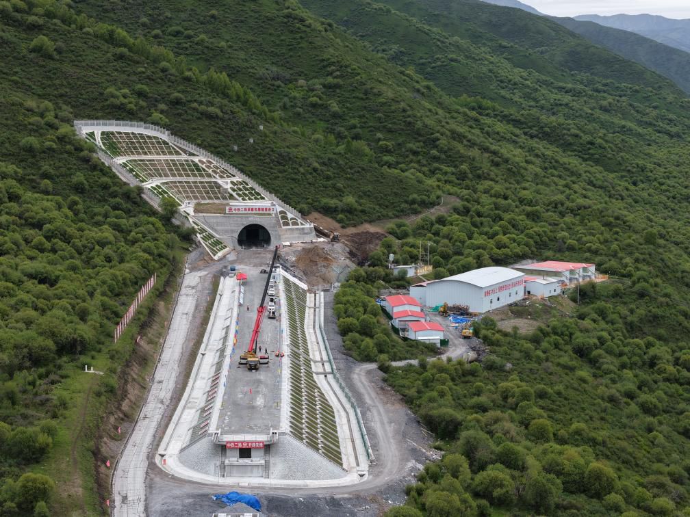 中铁电气化局完成西成铁路四川段首根高铁接触网支柱组立