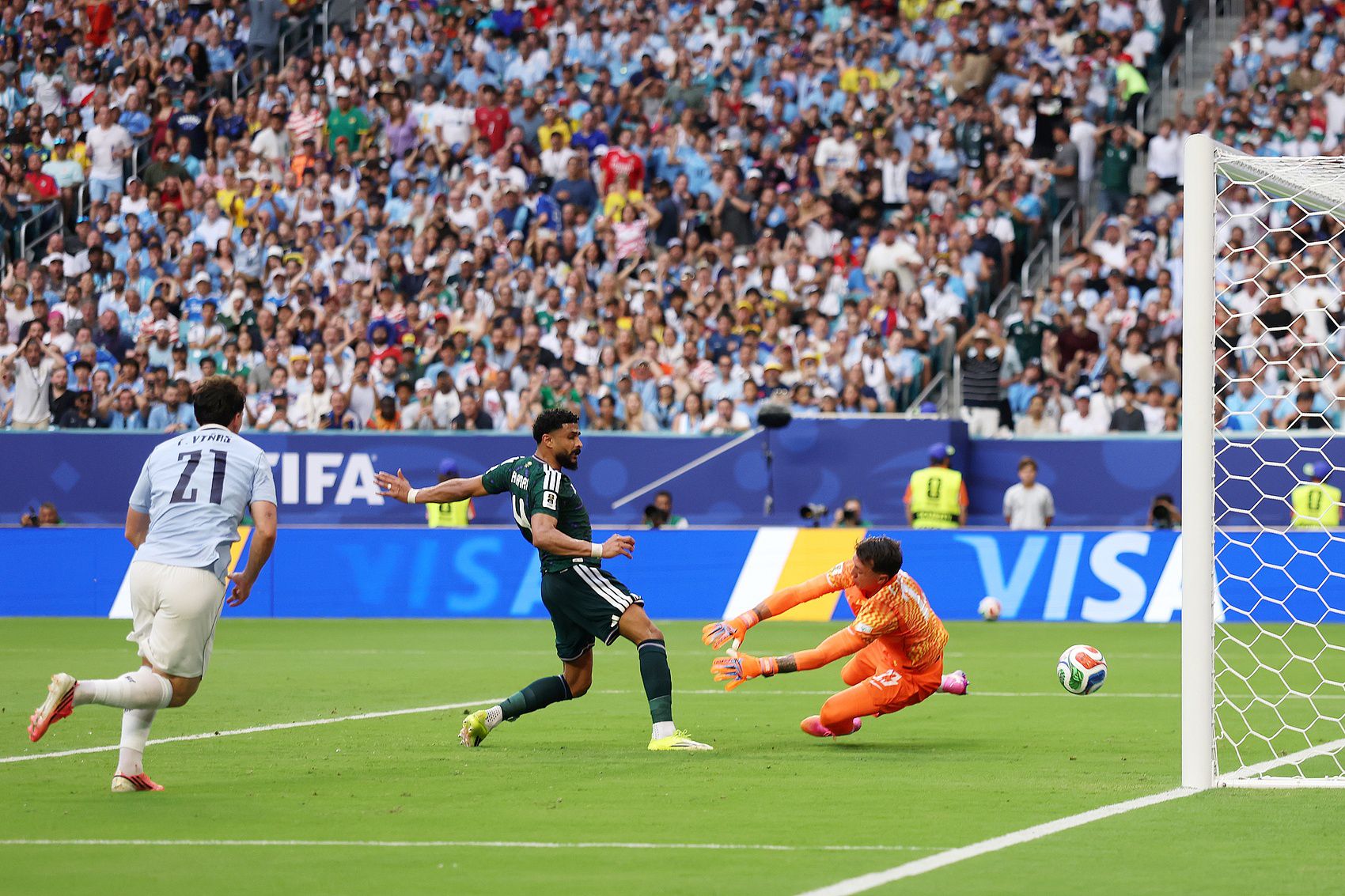 世界杯小组赛：沙特半场1-0领先乌拉圭，阿姆里破门  第3张