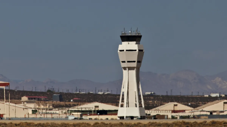 美国空军B-52轰炸机在爱德华兹空军基地坠毁