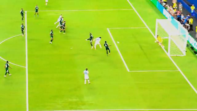 沙特1-1战平乌拉圭，H组四队同积1分  第7张