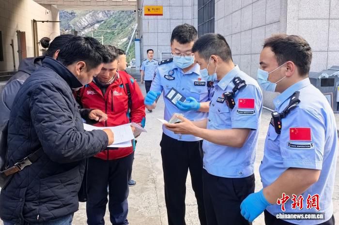 西藏吉隆边检站14日开通紧急通道保障印度籍病危旅客出境  第1张