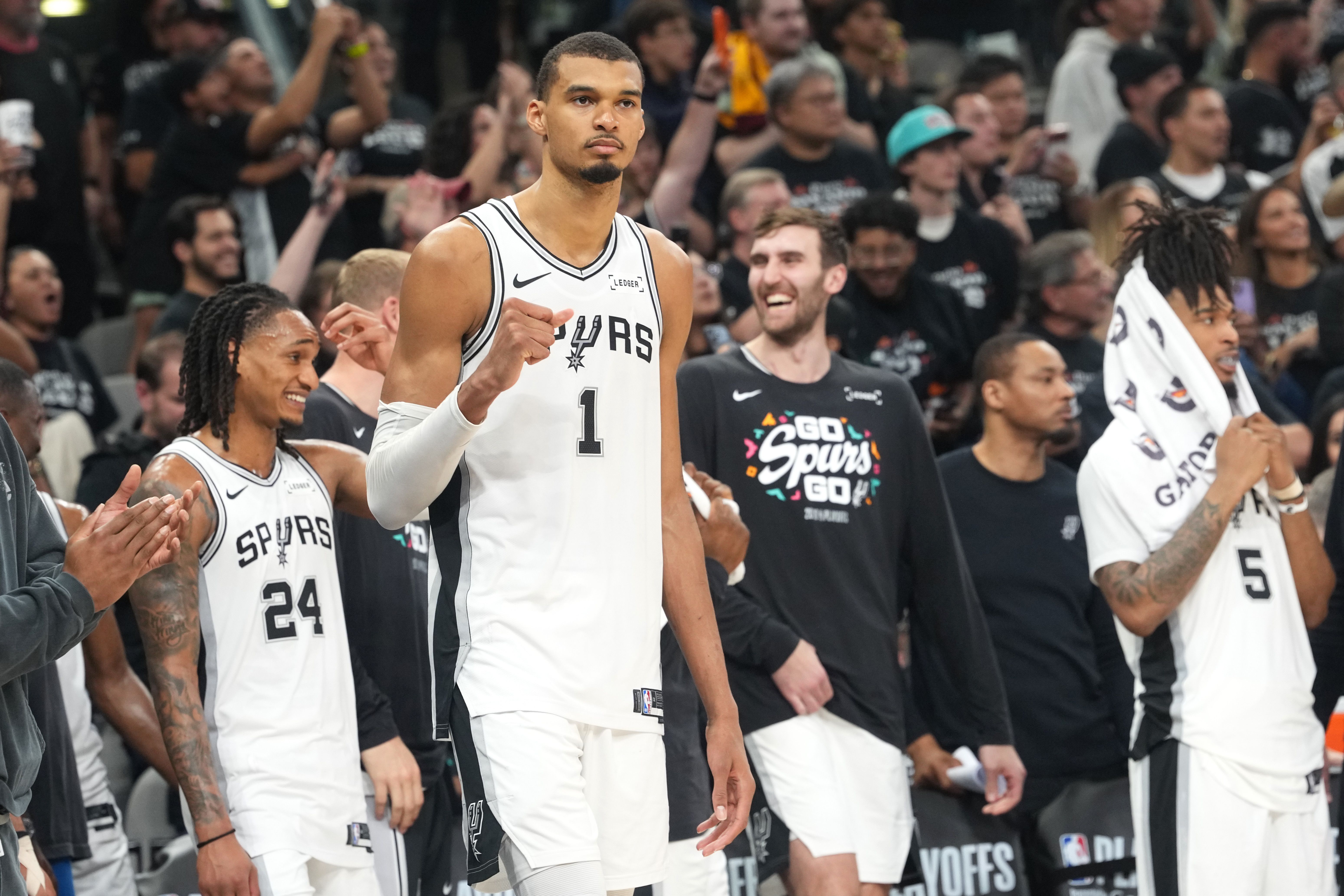 前NBA球员丹尼·格林：马刺应执行尚帕尼300万美元球队选项并寻求交易罗伯特·威廉姆斯