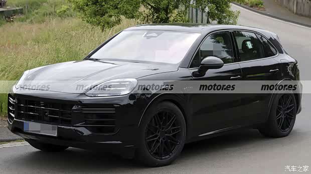 新款保时捷Cayenne Turbo E-Hybrid路试谍照曝光 纯电续航有望突破100公里  第3张