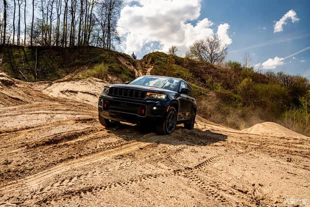 Jeep发布新款大切诺基Trailhawk与Overland版 预计2026年海外上市