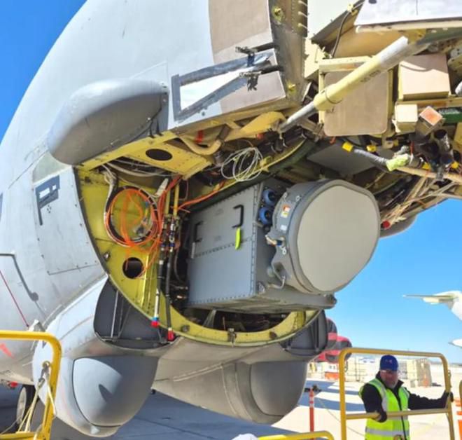 美国爱德华兹空军基地一架B-52轰炸机坠毁致8人遇难  第3张
