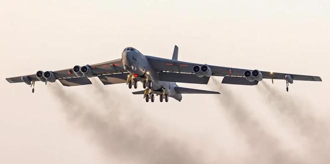 美国爱德华兹空军基地一架B-52轰炸机坠毁致8人遇难  第2张