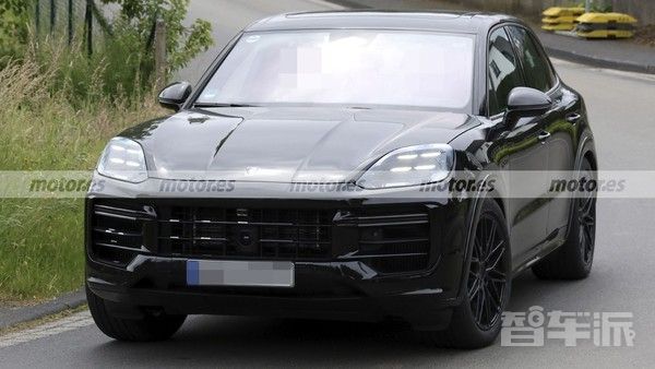 保时捷2027款Cayenne Turbo E-Hybrid中期改款测试车接近预生产阶段