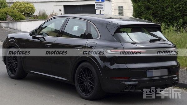 保时捷2027款Cayenne Turbo E-Hybrid中期改款测试车接近预生产阶段  第2张