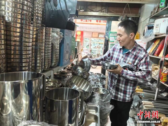 兰州厨具店主英语讲解商品视频走红 51岁自学不到一年口语流利  第2张