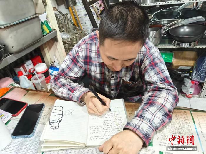 兰州厨具店主英语讲解商品视频走红 51岁自学不到一年口语流利  第1张
