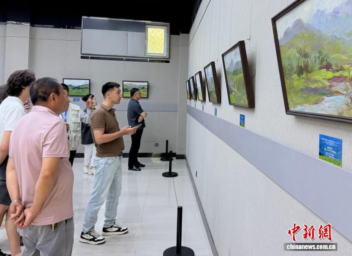 中外艺术家伊犁写生作品展亮相伊宁 48幅画作汇聚河谷风貌  第2张
