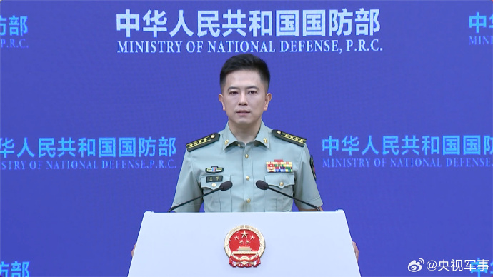 国防部新任新闻发言人陈曦亮相例行记者会