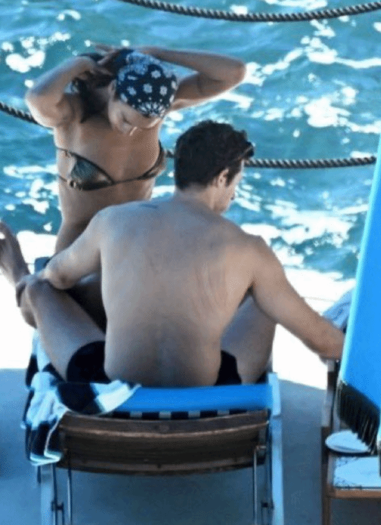 杜阿·利帕与卡勒姆·特纳蜜月影像流出，男方背部出现抓痕