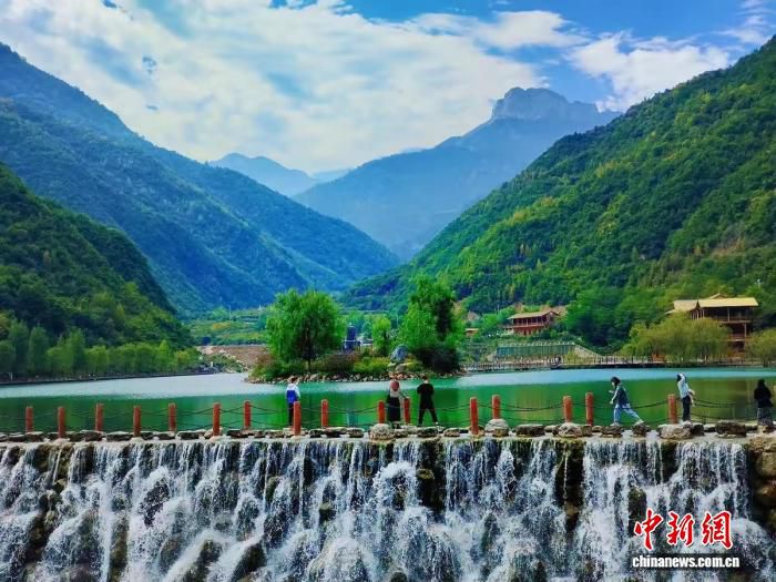 宕昌哈达铺群众排练“娥嫚”广场舞助力地方文旅宣传